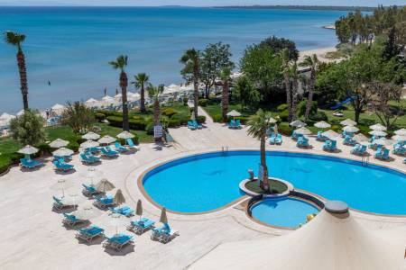 THE HOLIDAY RESORT HOTEL Pools & Beach